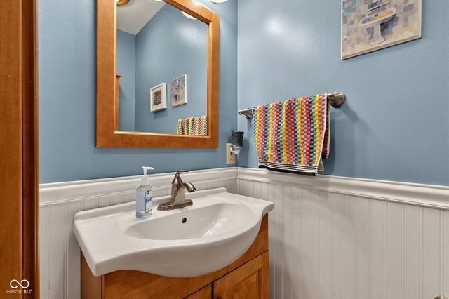 4009 S Loganberry Court, New Palestine, IN 46163