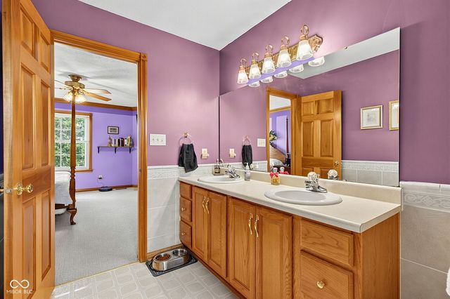 4009 S Loganberry Court, New Palestine, IN 46163