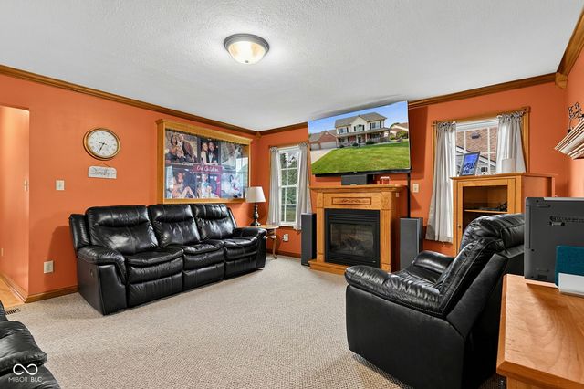 4009 S Loganberry Court, New Palestine, IN 46163