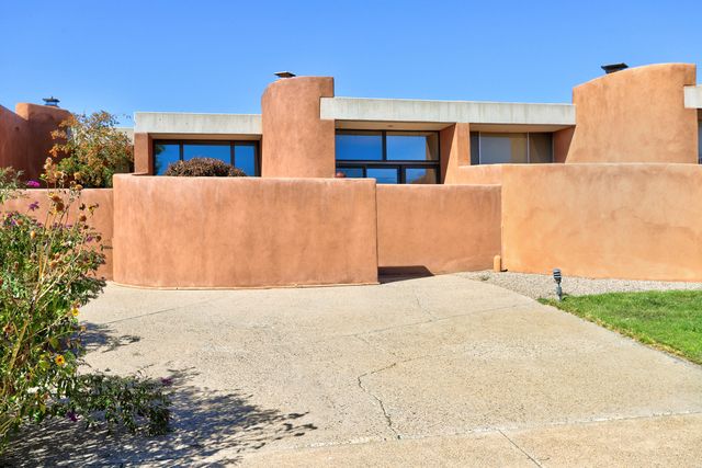 13 TENNIS Court NW, Albuquerque, NM 87120