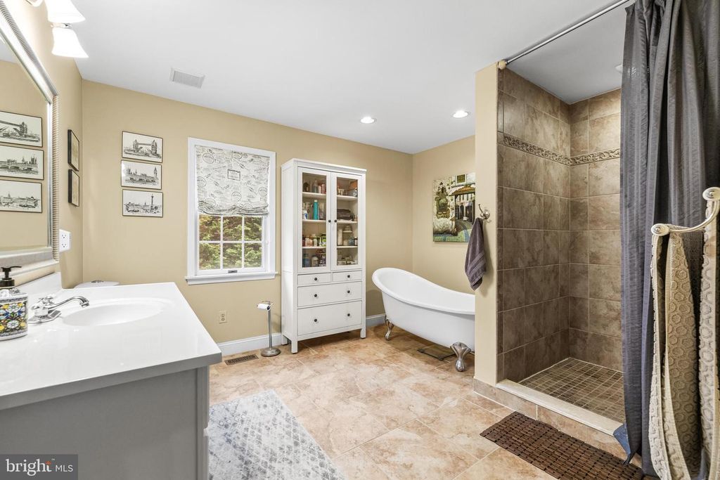 Image 28 of property listing at 904 MAPLEHURST LN, Monkton, MD 21111