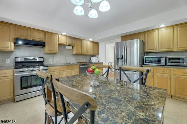 198 Scharer Ave, Northvale Boro, NJ 07647