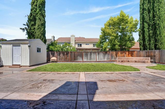 2641 Babson Dr, Elk Grove, CA 95758