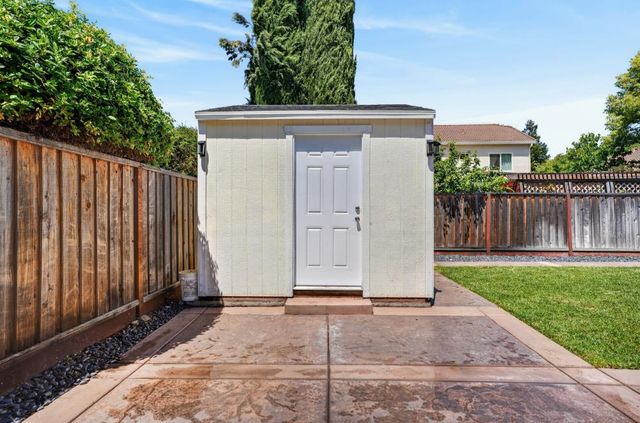 2641 Babson Dr, Elk Grove, CA 95758