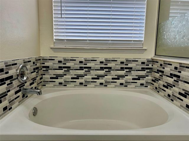 114 Mossy Rock CV, Hutto, TX 78634