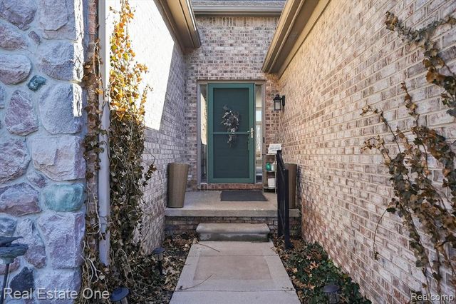 1088 Eagle Nest Drive, Milford, MI 48381