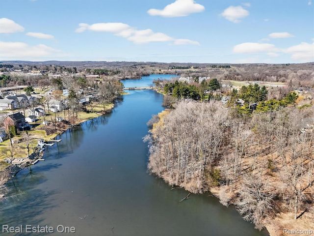 1088 Eagle Nest Drive, Milford, MI 48381