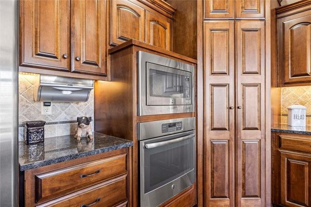 8411 Houston Street, Lenexa, KS 66227