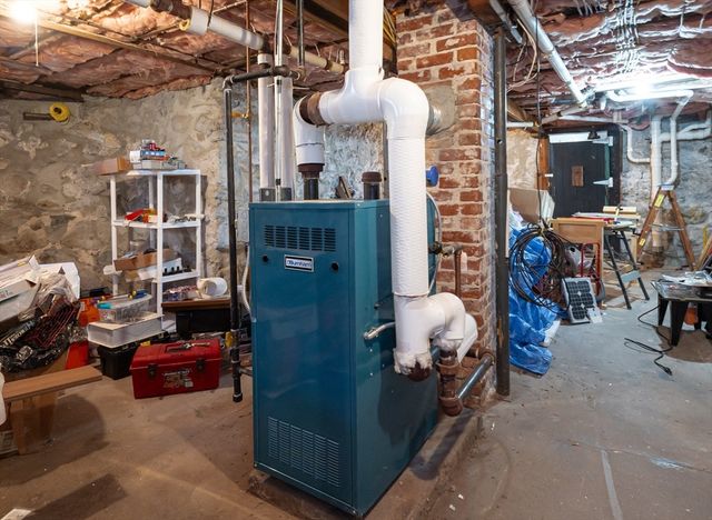 38 Starbird St, Lowell, MA 01854