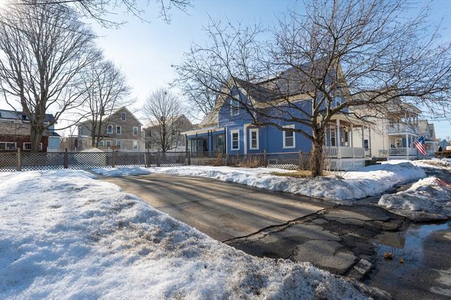 38 Starbird St, Lowell, MA 01854