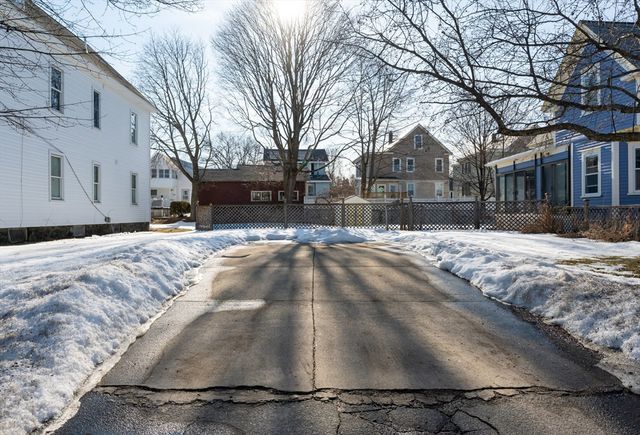 38 Starbird St, Lowell, MA 01854