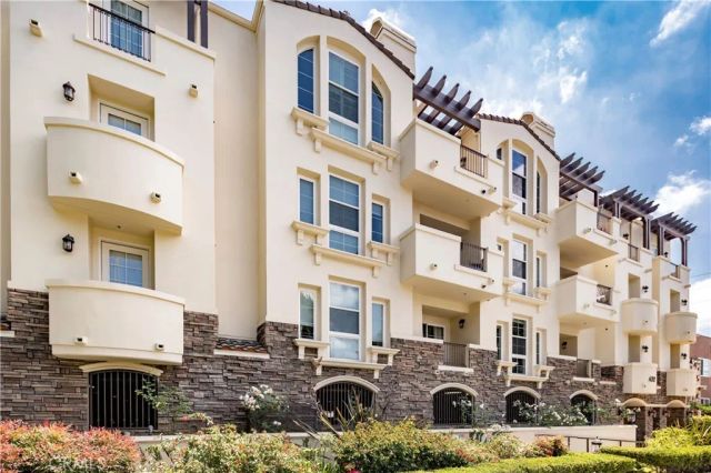 14242 Burbank 307, Sherman Oaks, CA 91401