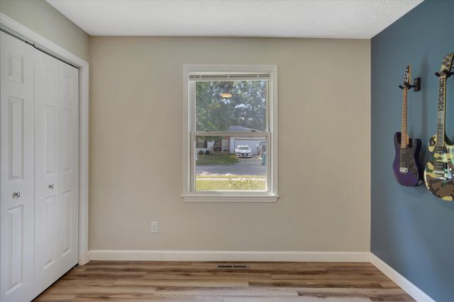 1637 W Wayland Street, Springfield, MO 65807