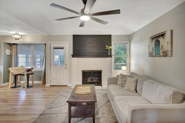 1637 W Wayland Street, Springfield, MO 65807