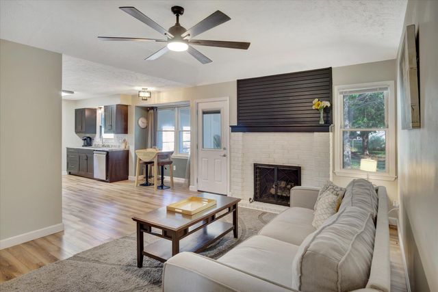 1637 W Wayland Street, Springfield, MO 65807