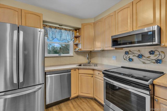 6 Longford Street, Huntington, NY 11743