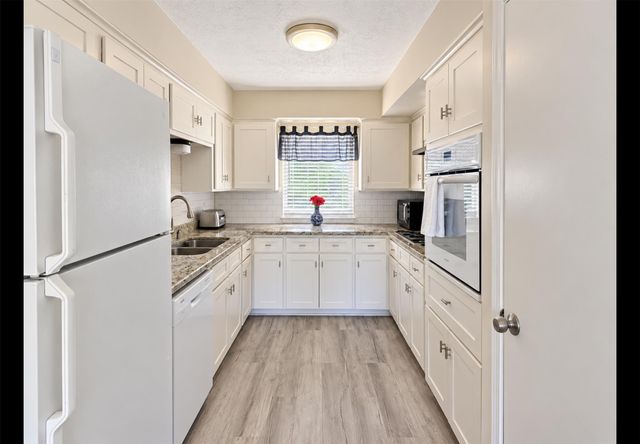 2114 S Yorktown Court S, League City, TX 77573