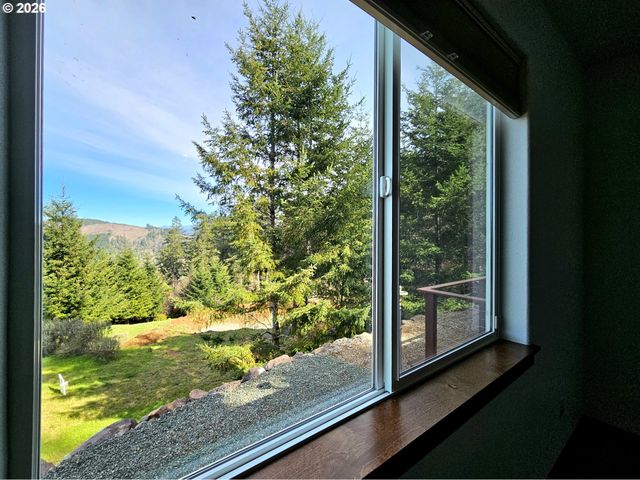98205 SUNFOREST Ct, Brookings, OR 97415