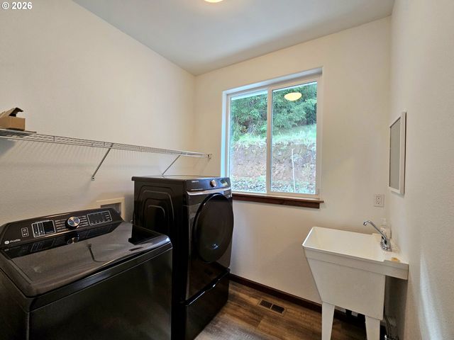 98205 SUNFOREST Ct, Brookings, OR 97415