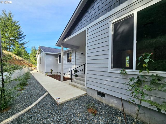98205 SUNFOREST Ct, Brookings, OR 97415