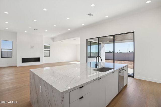 2331 E AQUARIUS Place, Chandler, AZ 85249