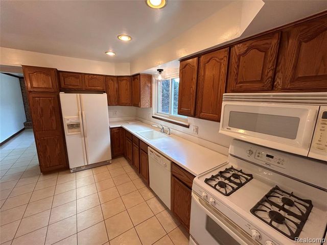 13318 Leech Drive, Sterling Heights, MI 48312