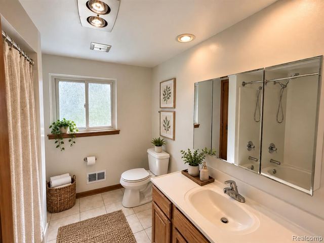 13318 Leech Drive, Sterling Heights, MI 48312
