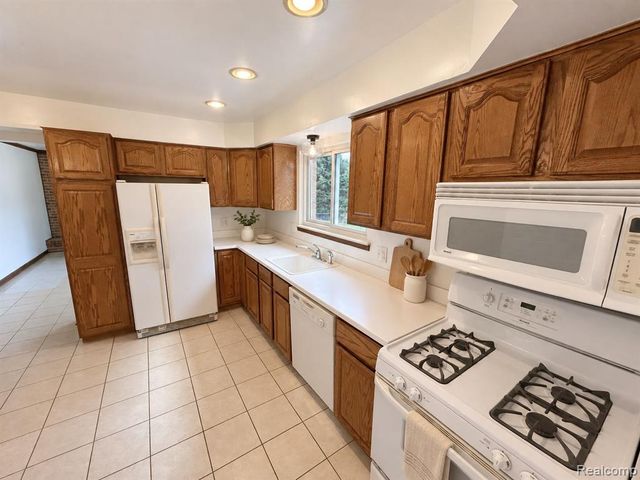 13318 Leech Drive, Sterling Heights, MI 48312