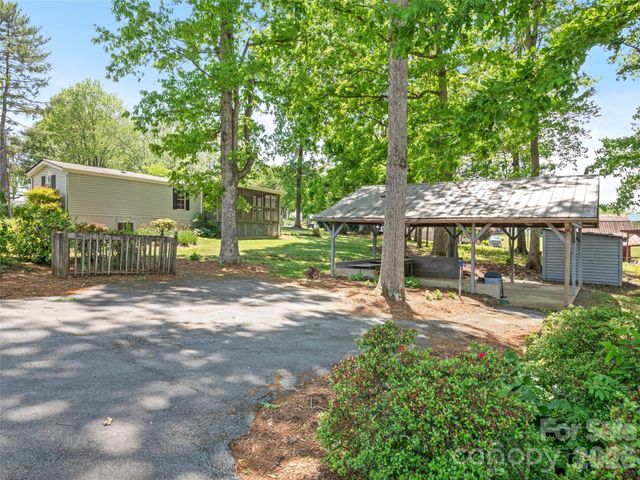 27 Presbyterian Church Road, Mills River, NC 28759