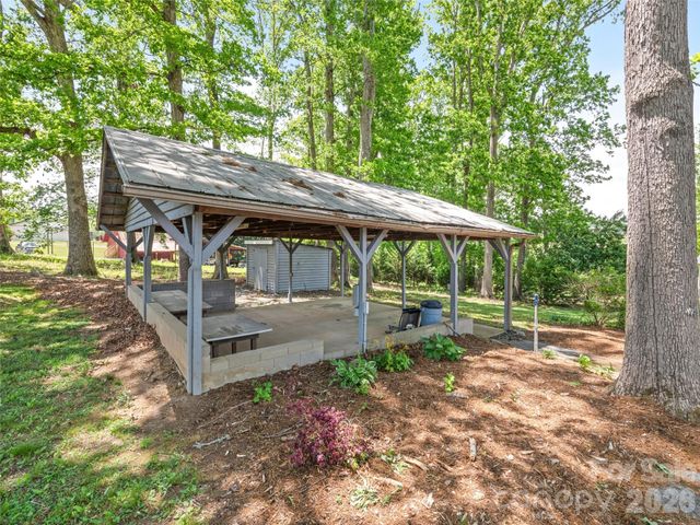 27 Presbyterian Church Road, Mills River, NC 28759