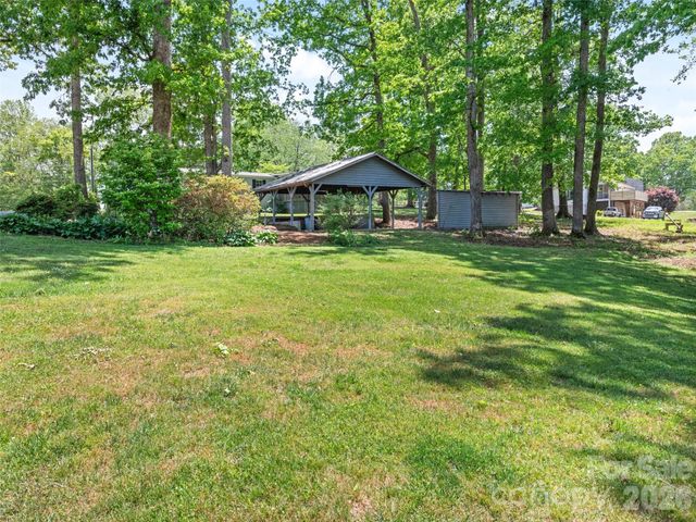 27 Presbyterian Church Road, Mills River, NC 28759