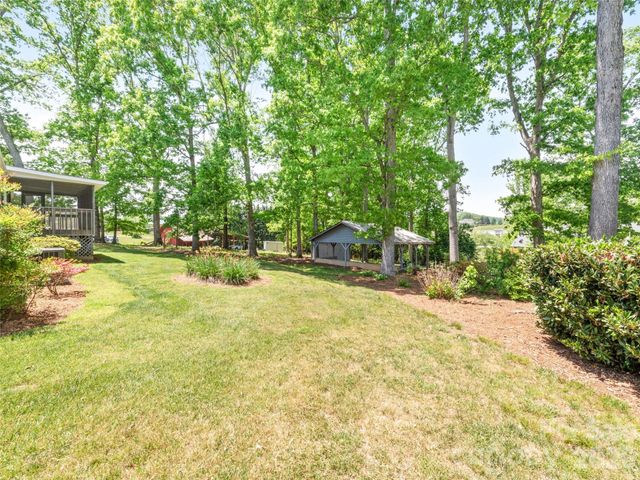 27 Presbyterian Church Road, Mills River, NC 28759