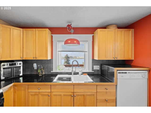 380 COLUMBIA St, Cathlamet, WA 98612