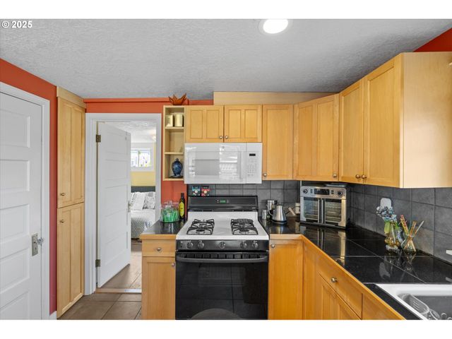 380 COLUMBIA St, Cathlamet, WA 98612