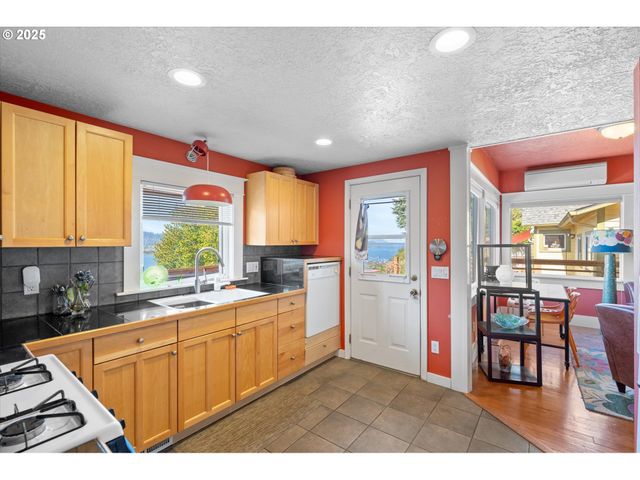 380 COLUMBIA St, Cathlamet, WA 98612