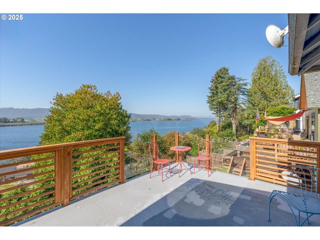 380 COLUMBIA St, Cathlamet, WA 98612