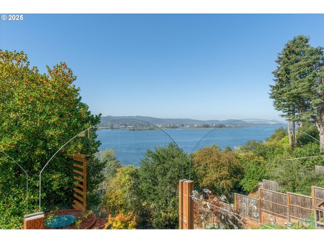 380 COLUMBIA St, Cathlamet, WA 98612