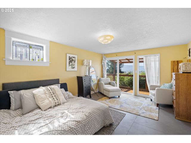 380 COLUMBIA St, Cathlamet, WA 98612