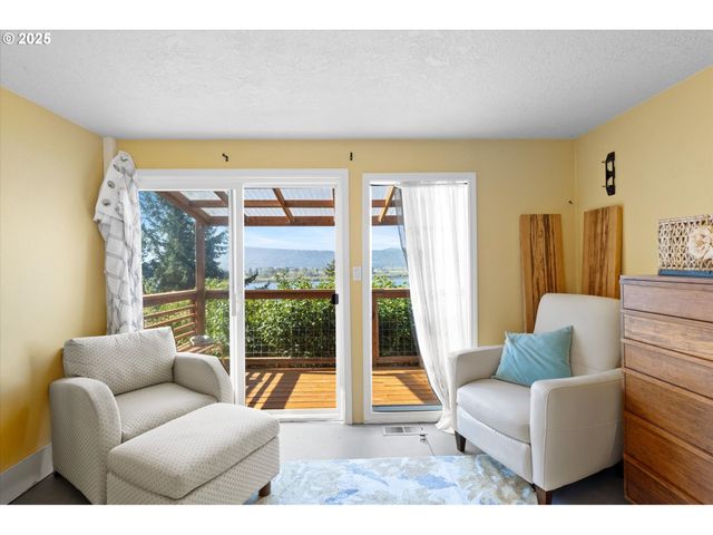 380 COLUMBIA St, Cathlamet, WA 98612