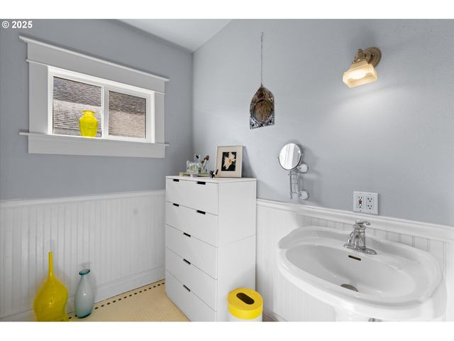 380 COLUMBIA St, Cathlamet, WA 98612