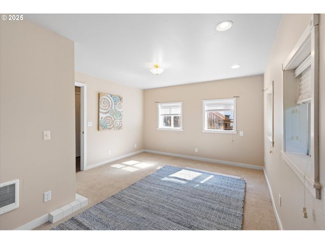 380 COLUMBIA St, Cathlamet, WA 98612