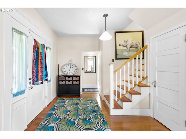 380 COLUMBIA St, Cathlamet, WA 98612