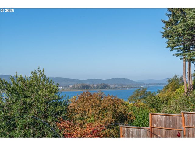 380 COLUMBIA St, Cathlamet, WA 98612