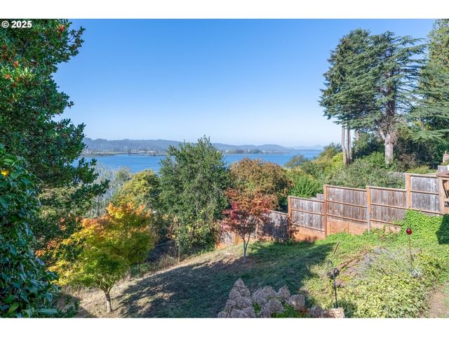 380 COLUMBIA St, Cathlamet, WA 98612