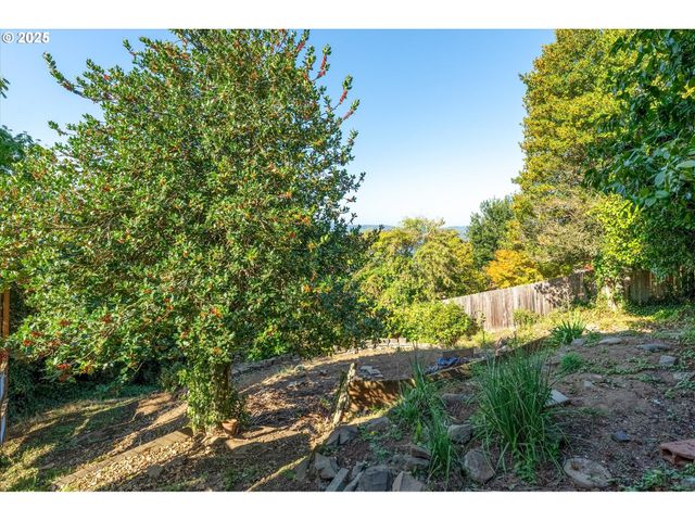 380 COLUMBIA St, Cathlamet, WA 98612