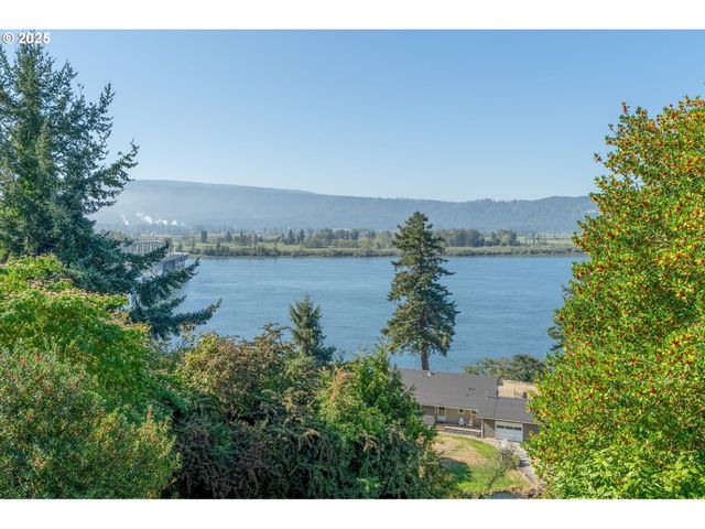 380 COLUMBIA St, Cathlamet, WA 98612