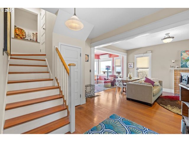 380 COLUMBIA St, Cathlamet, WA 98612