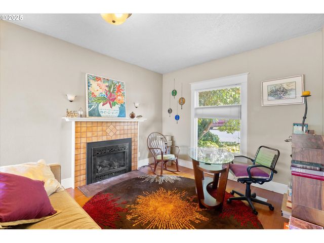 380 COLUMBIA St, Cathlamet, WA 98612