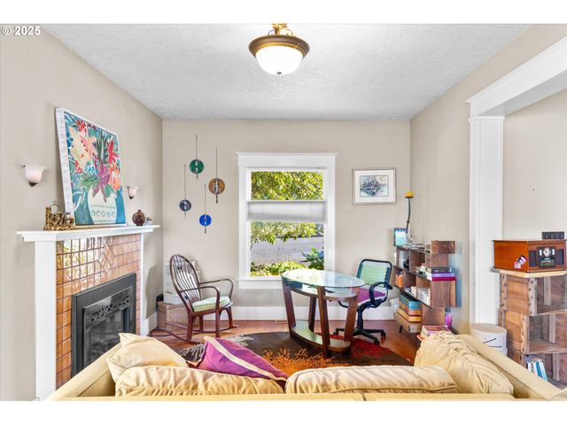 380 COLUMBIA St, Cathlamet, WA 98612