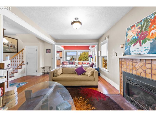 380 COLUMBIA St, Cathlamet, WA 98612